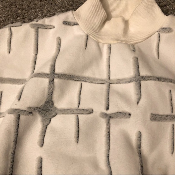 Unique Pattern Top - Picture 5 of 6